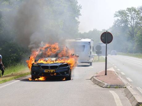 Auto gaat in vlammen op in Lochem, maar caravan wordt tijdig losgekoppeld