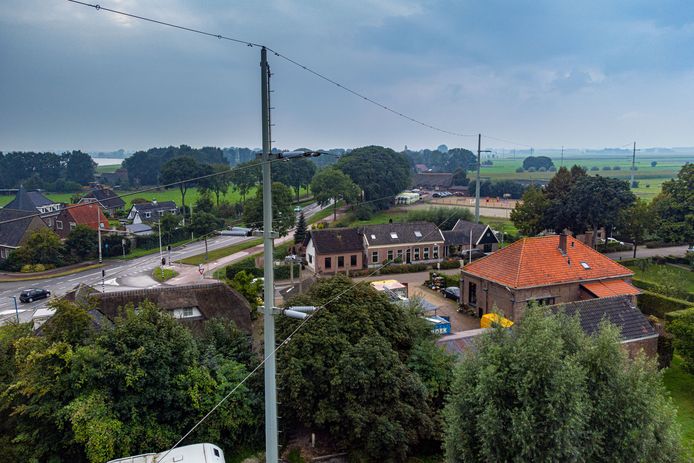 Als de gemeenteraad akkoord gaat met 260.000 euro extra, kan na jaren soebatten de hoogspanningskabel over 's-Heerenbroek worden ingegraven.