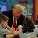 President Trump kleurt Amerikaanse vlag verkeerd in tijdens bezoek aan kinderziekenhuis