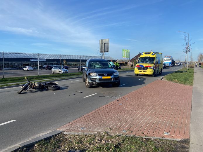 Een bestuurder van een motor is gewond geraakt na een botsing in Hattem.