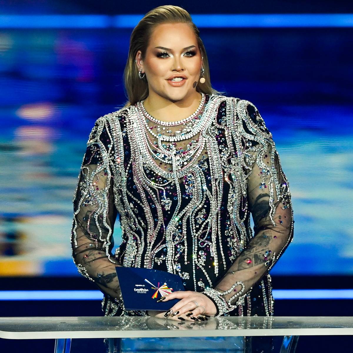 Nikkie straalt in jurk met kleuren van transgendervlag Het is een droom Songfestival 2021 AD