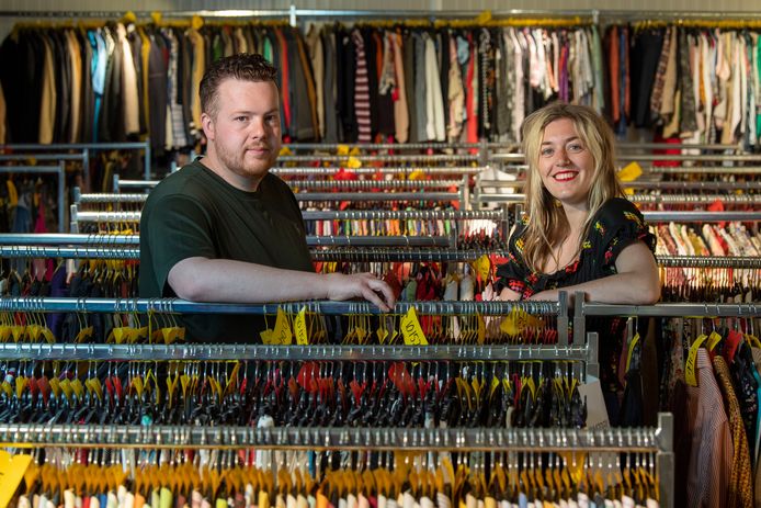 Struinen in een magazijn vol vintage kleding Dat kan in Enschede