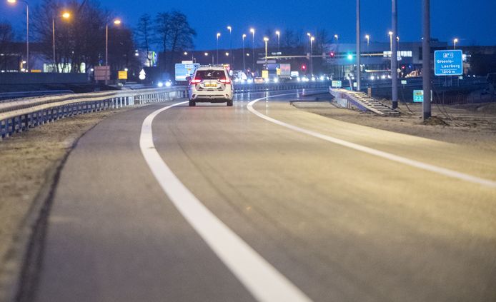 De eerste auto rijdt over de gloednieuwe N18