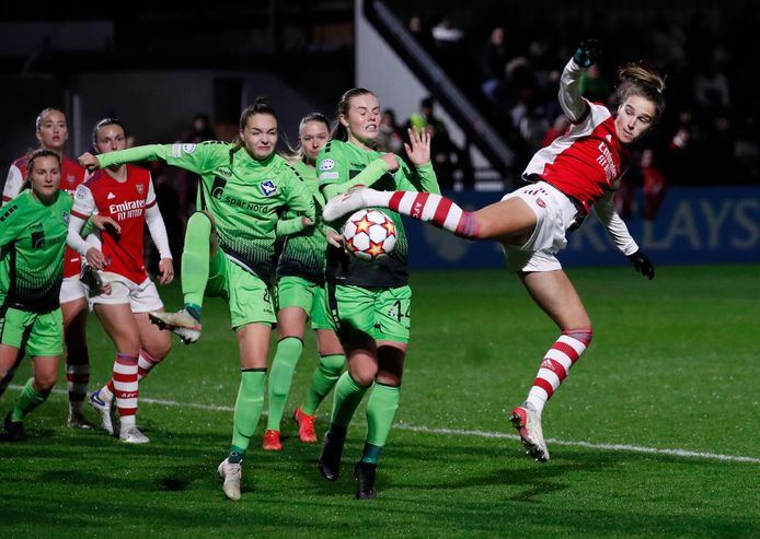 Vivianne Miedema met een acrobatische actie.