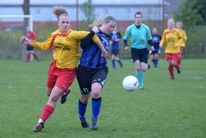 Lotte Godrie (links) scoorde maar liefst vier keer tegen Aurora en hielp haar ploeg aan een finaleplaats.