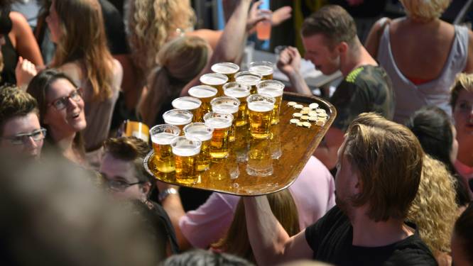 Wat is (on)gezonder: 50 kilometer lopen of 50 biertjes drinken tijdens het feesten?