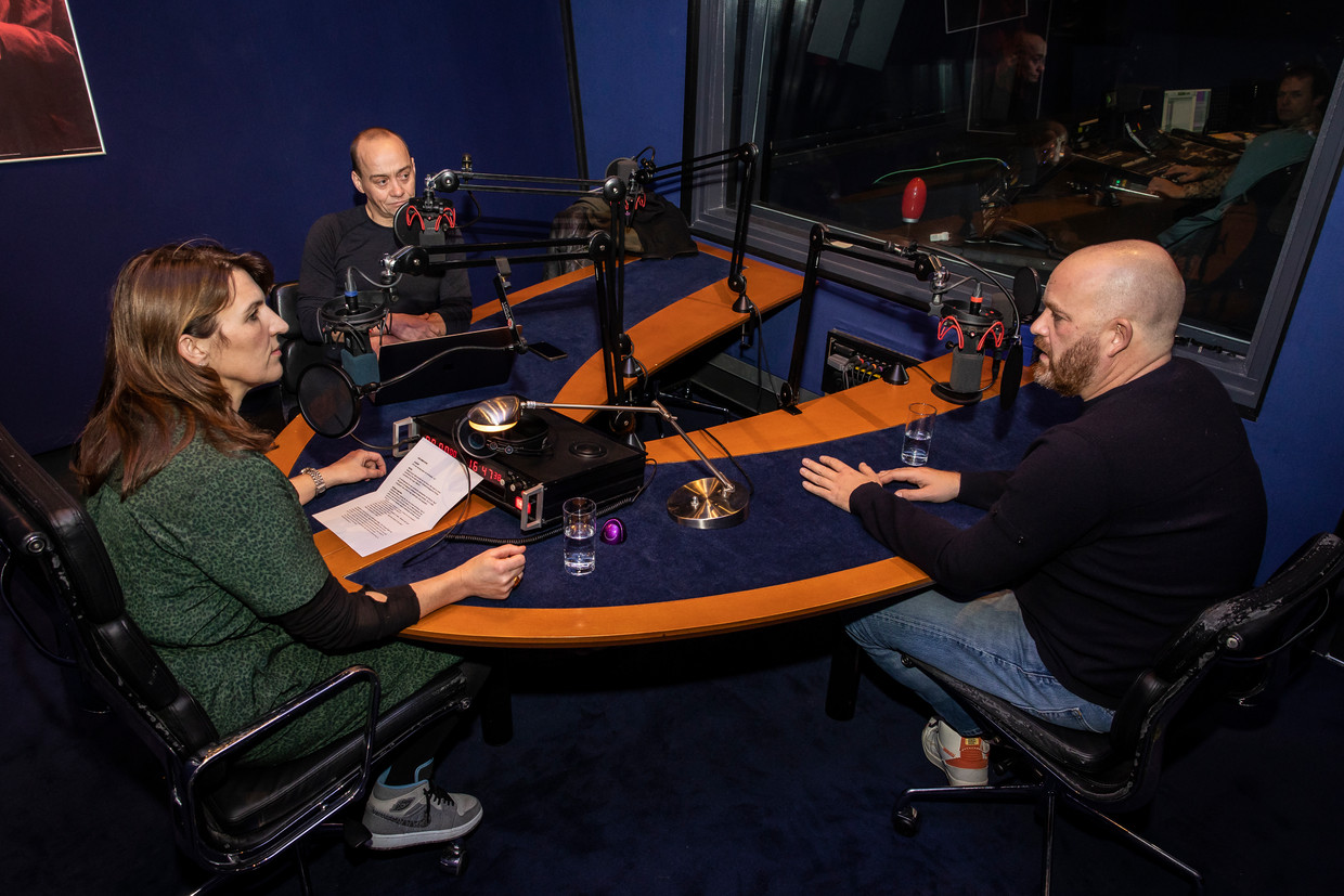 Paul Vugts en Wouter Laumans, misdaadverslaggevers van Het Parool, samen met journalist Corrie Gerritsma in de studio's van Theater Desmet.  Beeld Dingena Mol