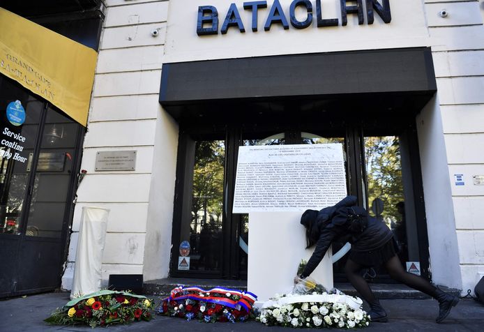 Beeld van vorige maand. Een vrouw legt bloemen neer voor een gedenkplaat aan concertzaal Bataclan, om eer te betuigen aan de slachtoffers van de aanslagen in Parijs nu 7 jaar geleden.