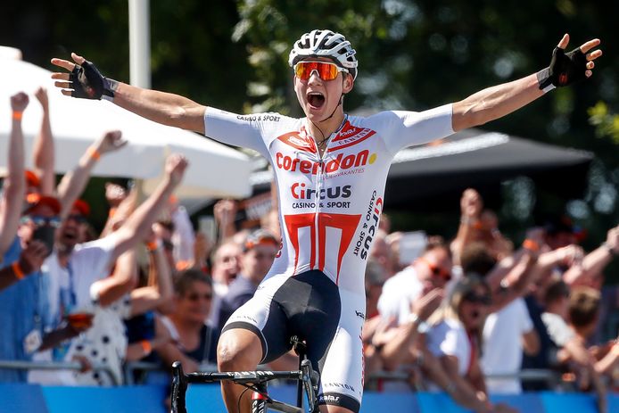 Mathieu van der Poel viert zijn overwinning in de wegwedstrijd op het NK wielrennen.