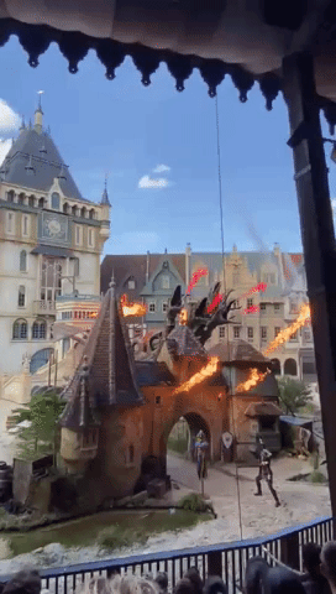 Raveleijn, ses chevaliers acrobates et son dragon cracheur de flammes laisseront les plus jeunes bouche bée