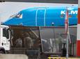 Onderzoek bij het KLM-toestel op Schiphol waar het drama plaatsvond.