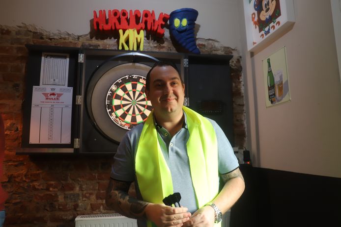 Kim Huybrechts te gast bij dartsschieting kandidaat-prinsenpaar Evy en Steve (De Froesjeleirs) in café ‘t Oud Kasteel