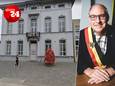 Door de geplande fusie met Lochristi is de verbouwing van het gemeentehuis uitgesteld. Rechts: burgemeester Rudy van Cronenburg (ANDERS).