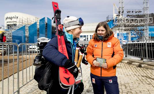 Nicolien Sauerbreij (goud in Vancouver op de parallelreuzenslalom) en Michelle Dekker.