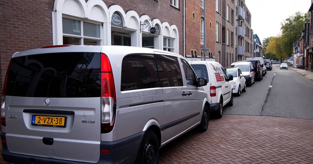 Bouwbusjes in centrum Almelo zorgen voor gevaarlijke situaties én ongeluk.