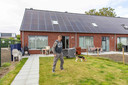Bewoner Ron de Haan. Ook hij is blij met zijn nieuwe woning. Het dak aan de achterkant ligt vol met zonnepanelen.