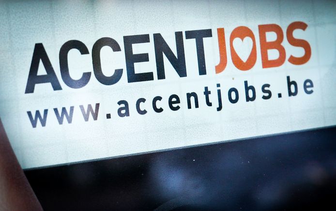 HR-bedrijf Accent ziet zich genoodzaakt om premies uit te geven om hun 11.000 vacatures in te vullen. Wie iemand voor een gegeerd (knelpunt)beroep aanbrengt, kan tot 1.500 euro krijgen, wie een ‘gewone’ werkkracht aanbrengt kan rekenen op een premie van honderd tot honderdvijftig euro.