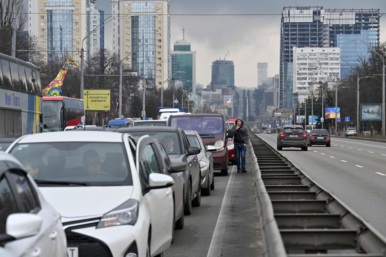 Тысячи жителей пытаются покинуть Киев.  фото АФП