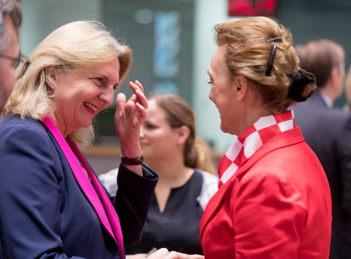 Minister van Buitenlandse Zaken Karin Kneissel (links op foto) zegt dat ze niets wist van de privéreis van de twee FPÖ-leden.