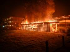 Zes auto's in vlammen op bij verzorgingstehuis in Vriezenveen; politie vermoedt brandstichting