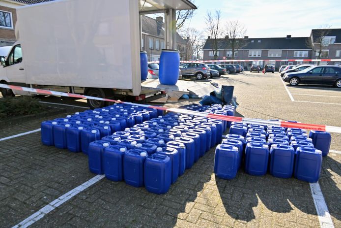 De politie heeft maandagmiddag 3800 liter drugsafval gevonden aan het Oranjeplein  in Zundert.