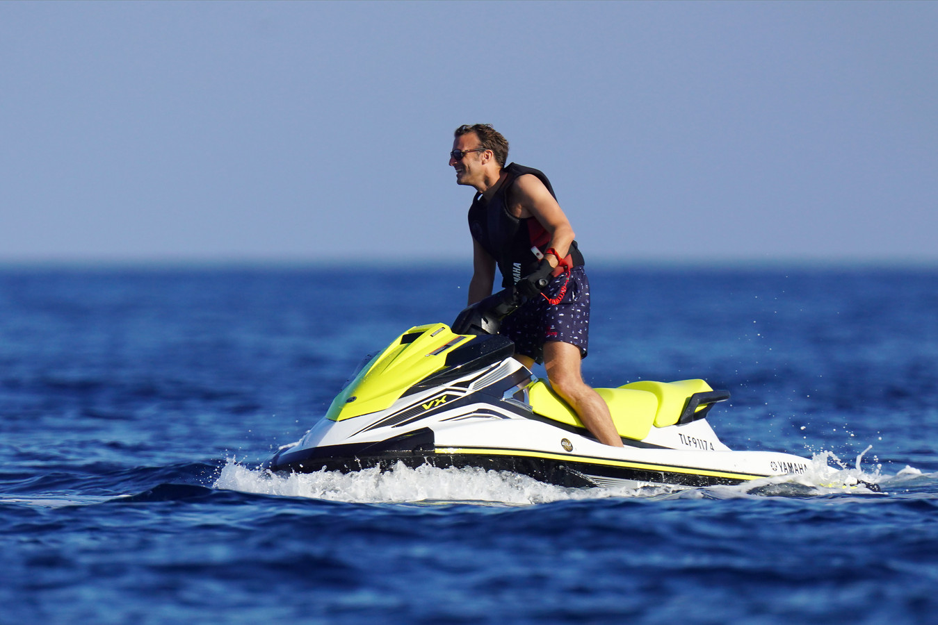 Emmanuel Macron Jet Ski Emmanuel Macron en vacances: les photos qui font grincer des dents