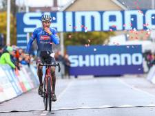 Van der Poel wint in Hulst, maar het moet beter: ‘Van Aert op 90 procent, daar heb je de handen al aan vol’