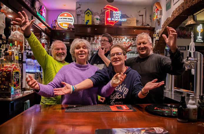 Met de Sasse carnavalskraker 'k Zijn weer in mun Sas' hoopt gelegenheidskoor Vintutsj (vlnr: Arnold Kwisthout, Anita Kwisthout, initiatiefnemer Ron Klasen, Elly Neuféglise en Willy Wille) veel geld op te halen voor KWF Kankerbestrijding.