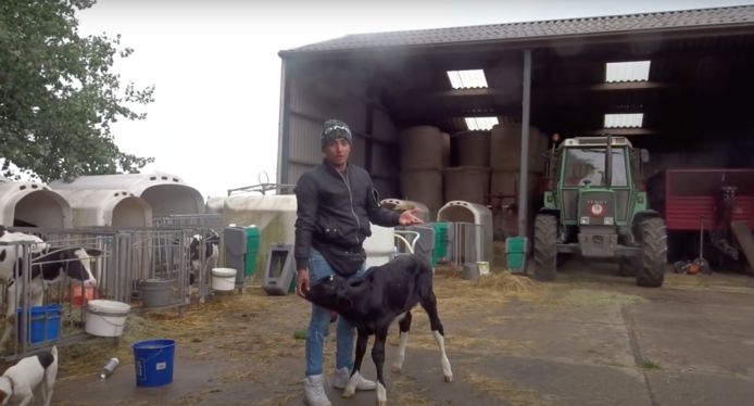 Ayoub op de boerderij.