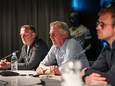 Edwin Reijntjes (midden) tijdens de persconferentie van Vitesse over de licentiezaken. Links naast de interim-directeur de nieuwe trainer John van den Brom.