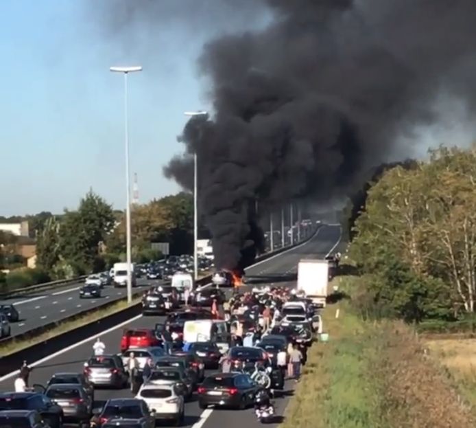 E40 Richting Kust Weer Vrij Na Zwaar Ongeval Drie Auto S Uitgebrand Tien Kilometer File Gent Pzc Nl