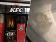 KIJK. Voorbijganger filmt hoe muizen door KFC-filiaal lopen: “Daar zet ik geen voet meer binnen”