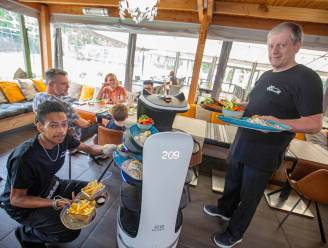Robot vervangt onvindbaar personeel bij brasserie Buitenhof: “Contact met de gasten is niet verdwenen”