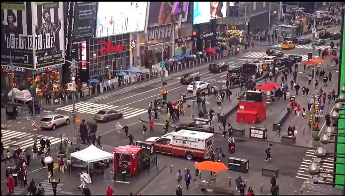 Het winkelend publiek op Times Square maakt zich uit de voeten na de schietpartij.