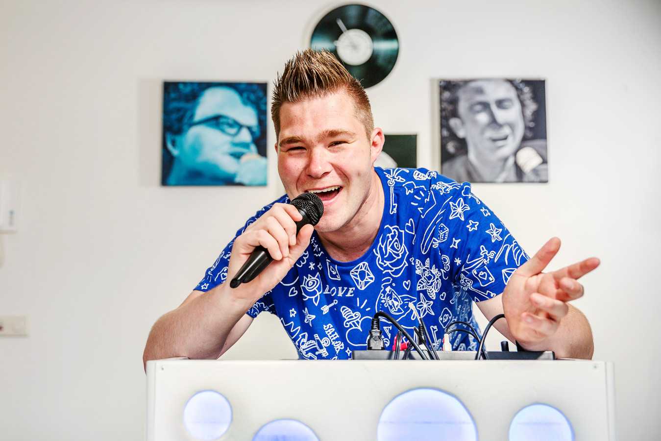 Thomas Oudshoorn zingt voor duizenden mensen op Rijnpop Foto AD.nl