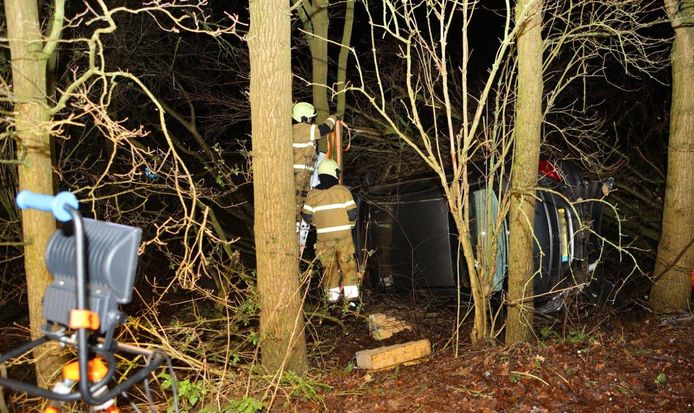 Man raakt met auto van de weg op de afrit van de A59 bij Heesch.
