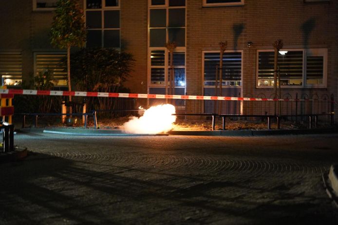 Zo nu en dan kwamen er vuurballen uit de grond.