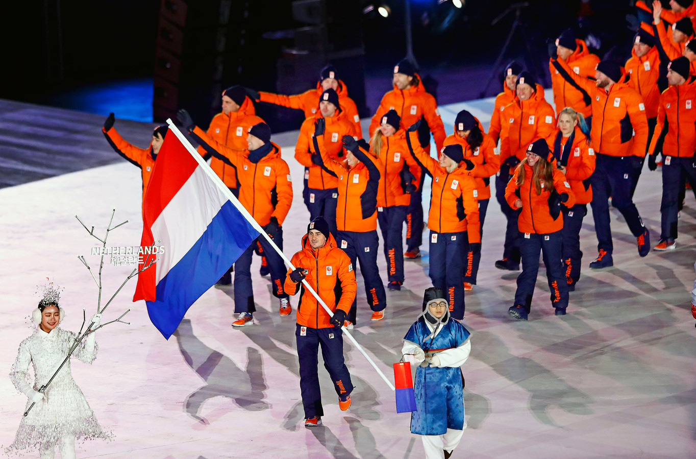 Jan Smeekens draagt de Nederlandse vlag bij de openingsceremonie