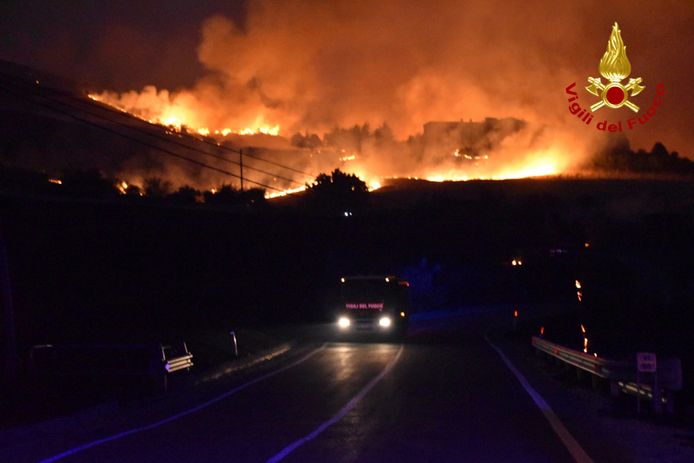 Een bosbrand in het natuurpark Madonie op het Italiaanse eiland Sicilië.