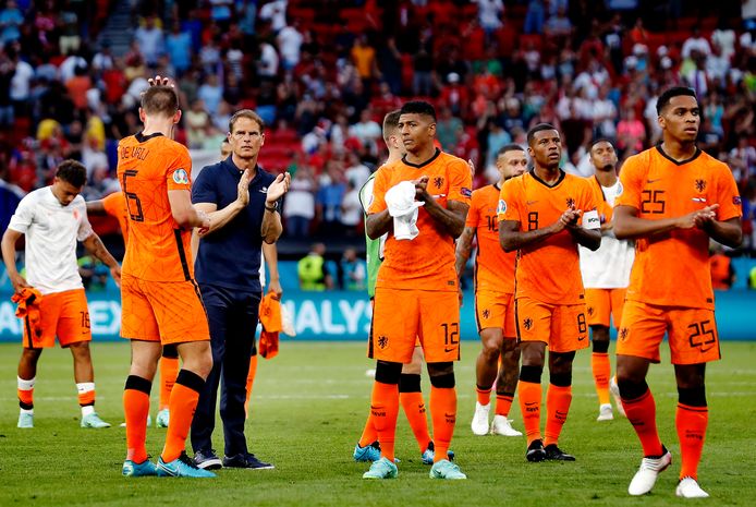 Frank de Boer en de spelers van Oranje bedanken het publiek en mogen daarna naar huis.
