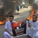 Oud-premier van Pakistan Imran Khan opgepakt voor corruptie, Pakistanen massaal de straat op