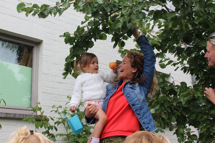 Kinderopvang Clara di Luna heeft eigen moes- en fruittuin waarin kinderen hun groenten en fruit zélf kweken en plukken. I-pads en televisie zijn er niet welkom