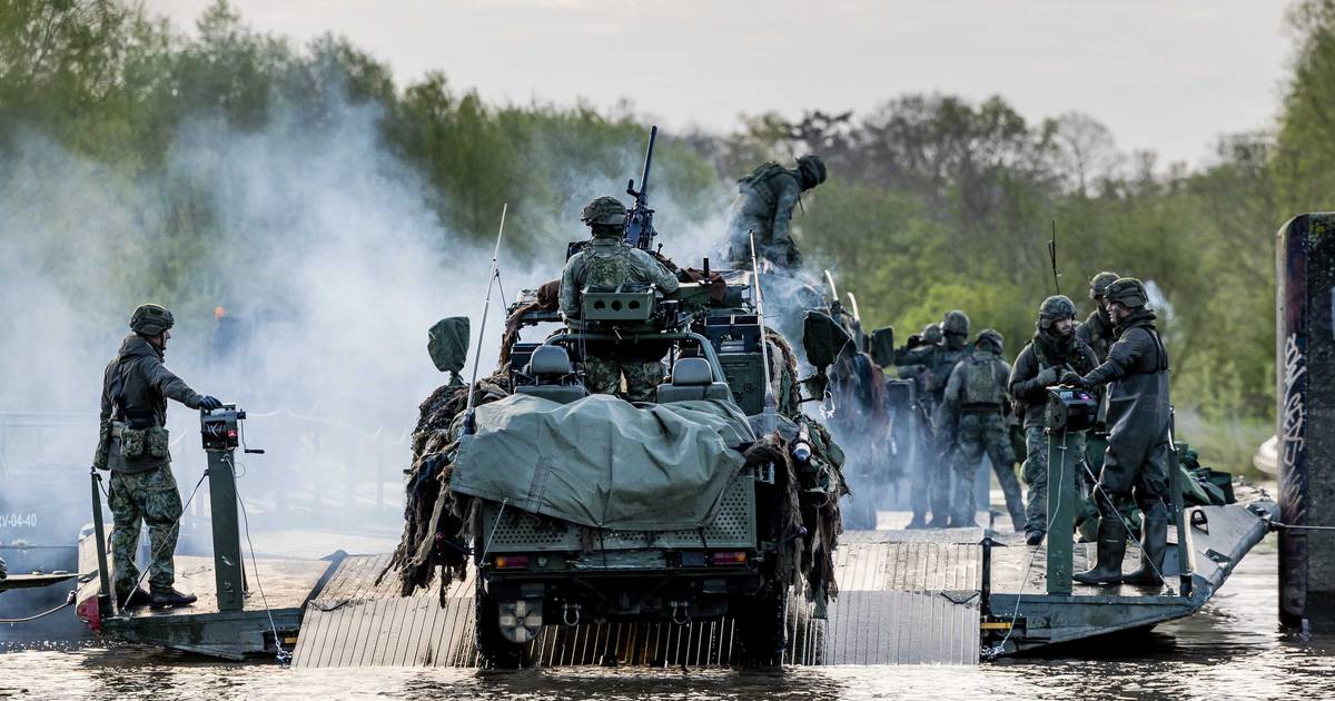 Het barst vanmorgen van de militairen langs de IJssel en dit is waarom | Olst-Wijhe