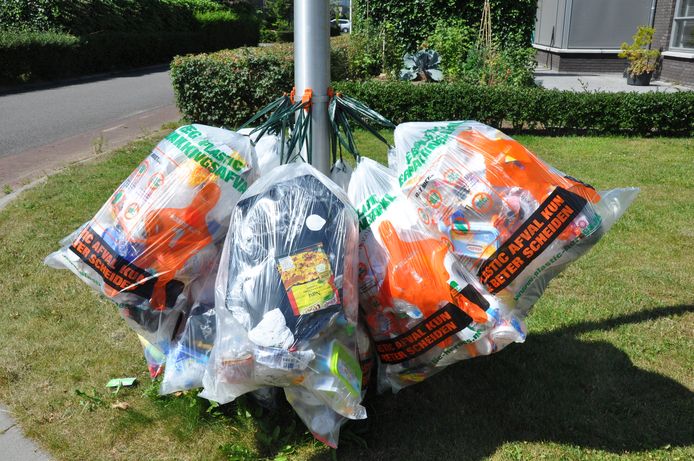 deksel getuige Nu al Plastic vuilniszakken aan lantaarnpalen prooi van vogels en ongedierte,  waarschuwt partij | Gouda | AD.nl