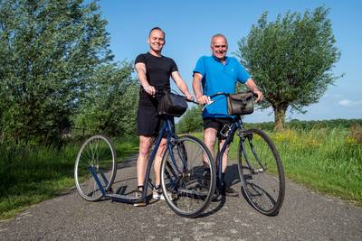 Op de step heen en weer van Den Hout naar Rotterdam, deze vader en zoon doen het: ‘De retour is voor