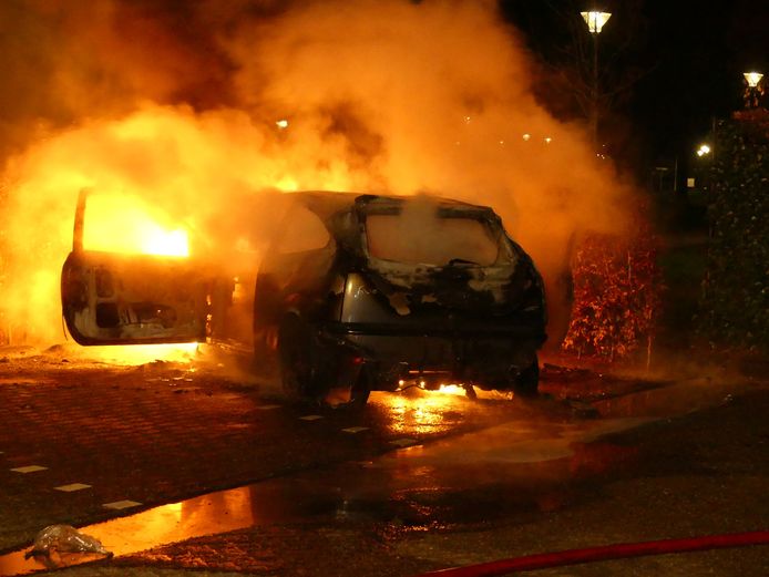 Auto brandt volledig uit in Vlijmen, brandstichting niet uitgesloten