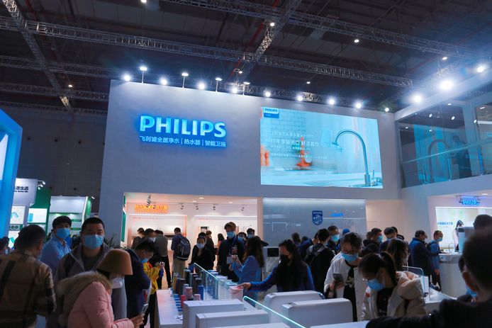 Philips op een beurs in Shanghai. Het medisch technologiebedrijf heeft minder verkocht in het tweede kwartaal. De onderneming had veel last van de lockdowns in China.