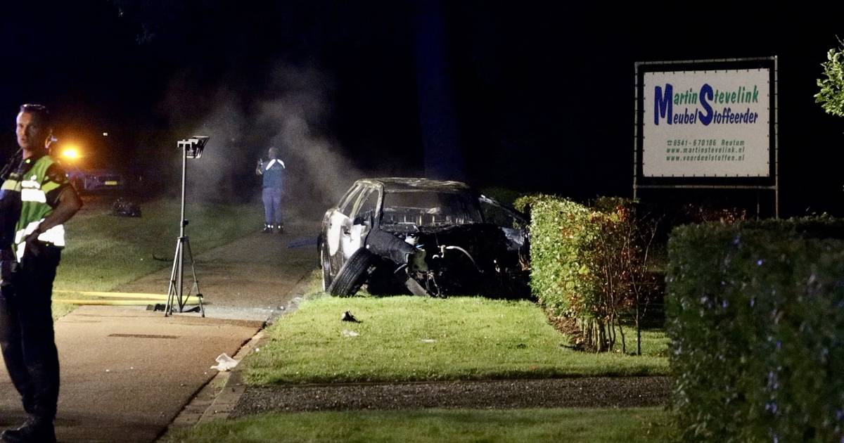 Drie personen gewond bij ernstig ongeluk in Reutum, omstanders redden twee mensen uit brandende auto.