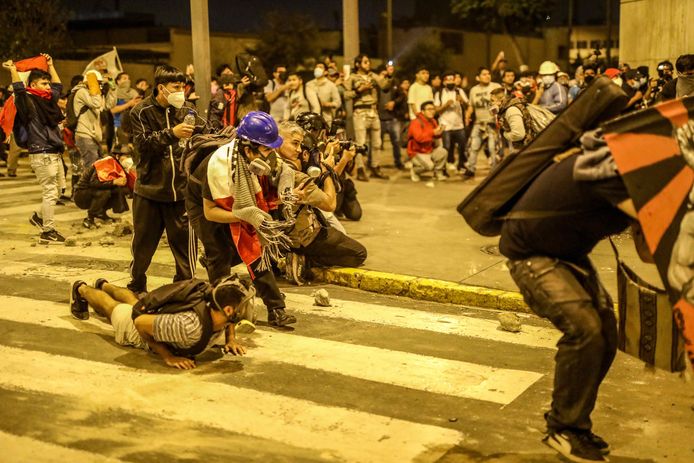 Demonstranten clashen met de oproerpolitie in de Peruaanse hoofdstad Lima.