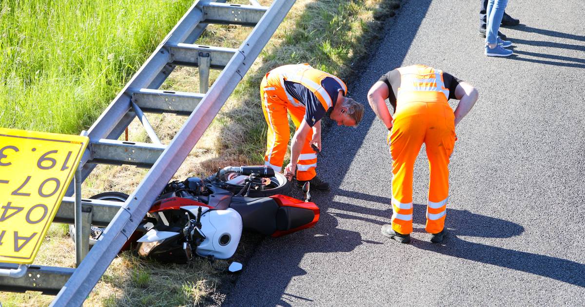 Ongeluk en wegwerk: file op snelweg A50 bij Apeldoorn.
